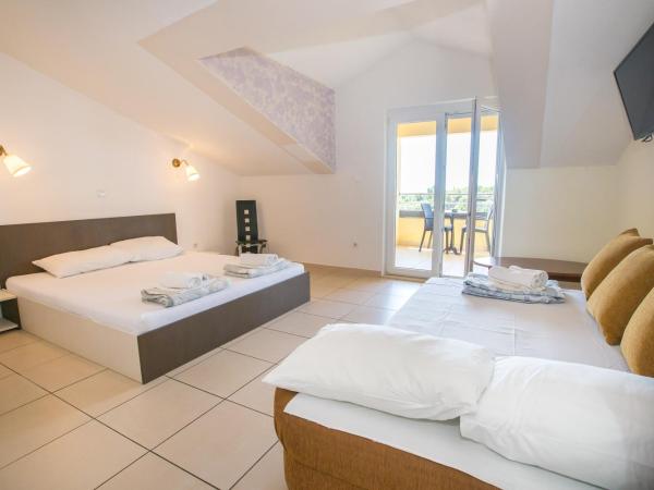 Villa Monsena : photo 1 de la chambre chambre familiale (2 adultes et 2 enfants)