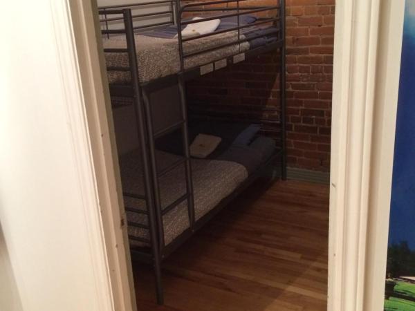 Auberge PVT Hostel : photo 2 de la chambre lit simple dans dortoir à 6 lits