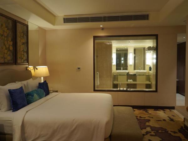 DoubleTree by Hilton Agra : photo 3 de la chambre suite king 1 chambre avec vue sur piscine