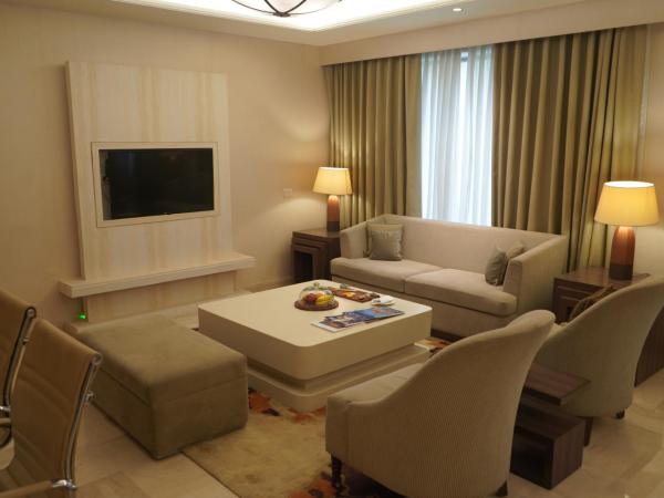 DoubleTree by Hilton Agra : photo 4 de la chambre suite king 1 chambre avec vue sur piscine