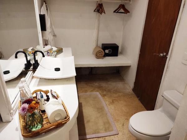 Villa Las Estrellas Tulum - located at the party zone : photo 6 de la chambre suite junior avec vue sur le jardin 