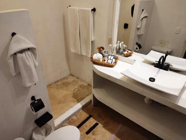 Villa Las Estrellas Tulum - located at the party zone : photo 9 de la chambre suite junior avec vue sur le jardin 