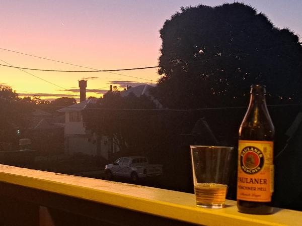 Brisbane 1960s Pool House : photo 1 de la chambre chambre lit king-size avec balcon