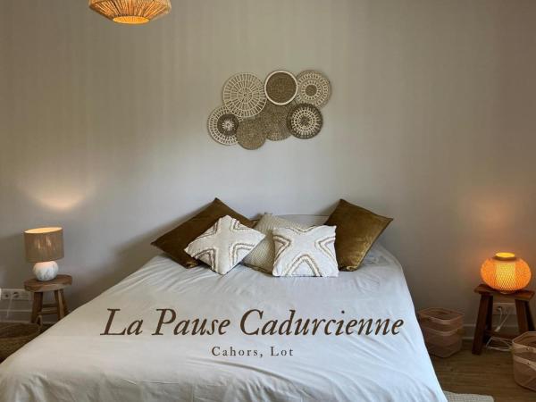 La Pause Cadurcienne, table et chambre d'hôtes : photo 1 de la chambre chambre lit king-size - vue sur jardin