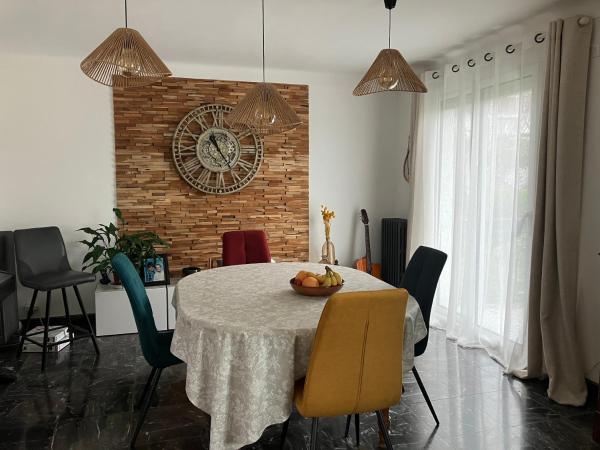 La Pause Cadurcienne, table et chambre d'hôtes : photo 2 de la chambre chambre lit king-size - vue sur jardin