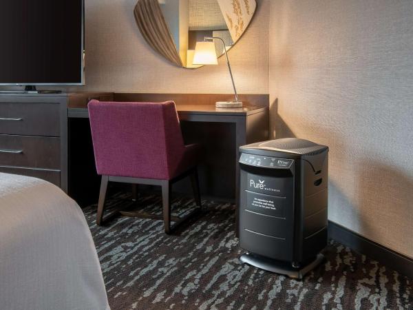 Embassy Suites by Hilton Crystal City National Airport : photo 3 de la chambre suite premium lit king-size