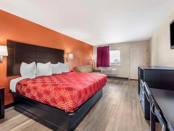 Econo Lodge Near Lackland Air Force Base-SeaWorld : photo 1 de la chambre chambre lit king-size pour personnes à mobilité réduite - non-fumeurs