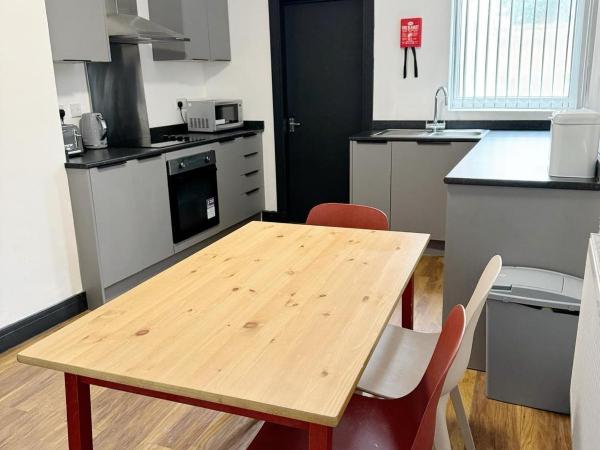 Room only, with shared Bathrooms, option of the entire house if available-NG6 9FE : photo 2 de la chambre chambre double