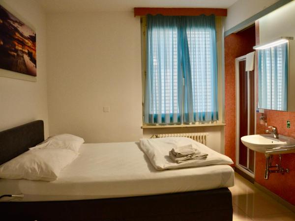 Hotel San Carlo : photo 6 de la chambre chambre double avec toilettes communes