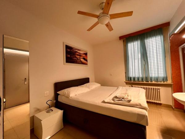 Hotel San Carlo : photo 1 de la chambre chambre double avec toilettes communes