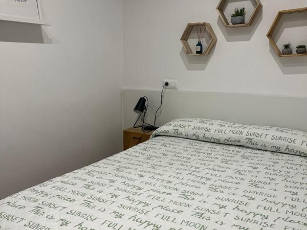 Pension Angelines, Sneuu Hostel Santander : photo 2 de la chambre chambre double standard avec salle de bains commune