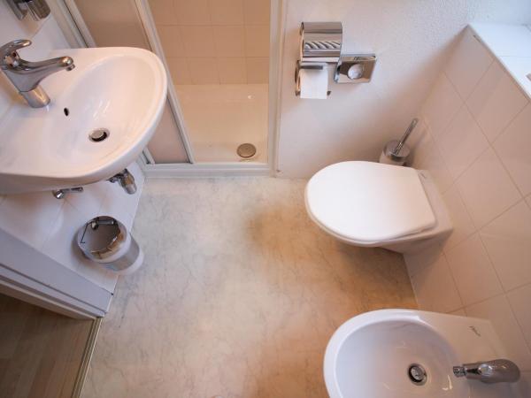 Hotel San Carlo : photo 7 de la chambre chambre double standard avec lit d'appoint
