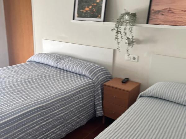 Pension Angelines, Sneuu Hostel Santander : photo 5 de la chambre chambre triple basique avec salle de bains commune