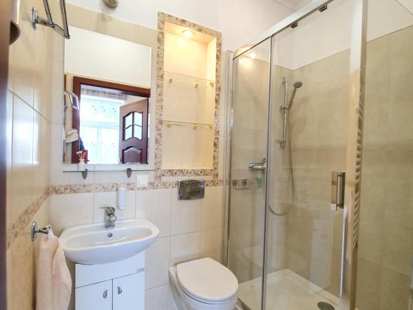 Sopot Roza Apartments : photo 7 de la chambre chambre quadruple avec salle de bains