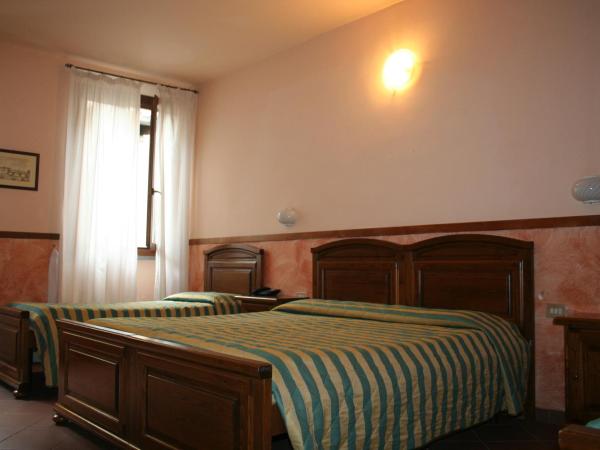 Hotel Monica : photo 5 de la chambre chambre quadruple