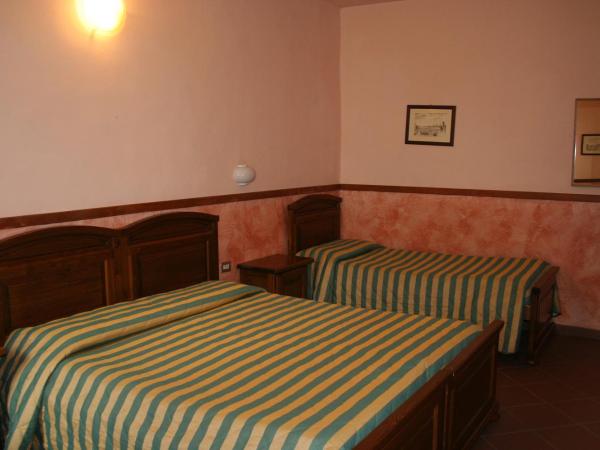 Hotel Monica : photo 2 de la chambre chambre quadruple