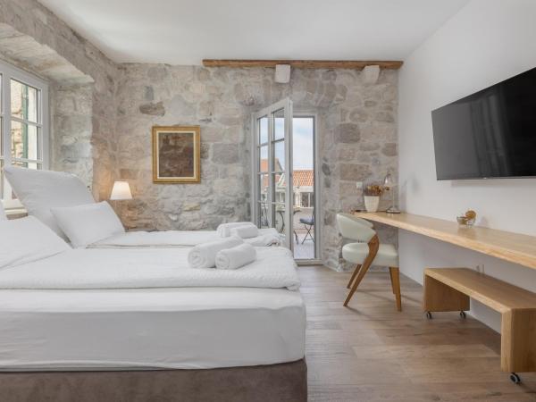 NEW - Casa Columba - 4 Star Luxury Rooms with Outdoor Pool & Private Garden : photo 1 de la chambre chambre double deluxe avec balcon