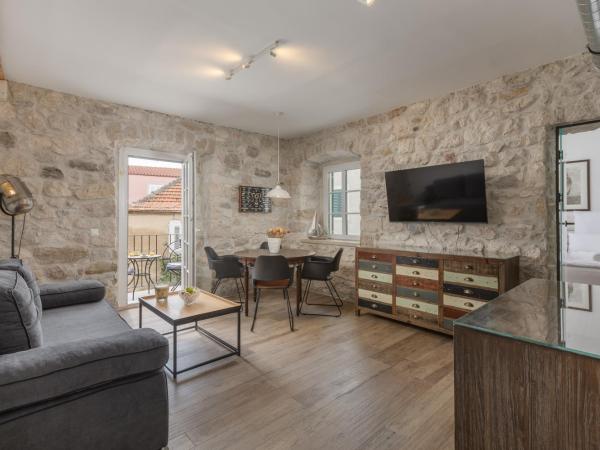 NEW - Casa Columba - 4 Star Luxury Rooms with Outdoor Pool & Private Garden : photo 1 de la chambre appartement 1 chambre supérieur avec balcon