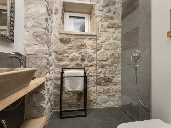 NEW - Casa Columba - 4 Star Luxury Rooms with Outdoor Pool & Private Garden : photo 8 de la chambre appartement 1 chambre supérieur avec balcon