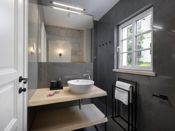 NEW - Casa Columba - 4 Star Luxury Rooms with Outdoor Pool & Private Garden : photo 7 de la chambre appartement 1 chambre supérieur avec balcon