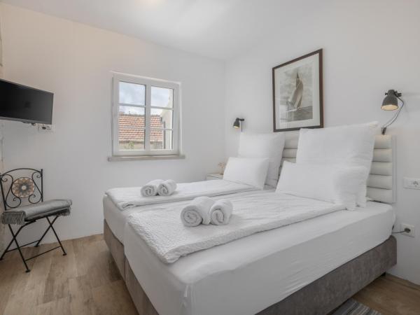 NEW - Casa Columba - 4 Star Luxury Rooms with Outdoor Pool & Private Garden : photo 2 de la chambre appartement 1 chambre supérieur avec balcon