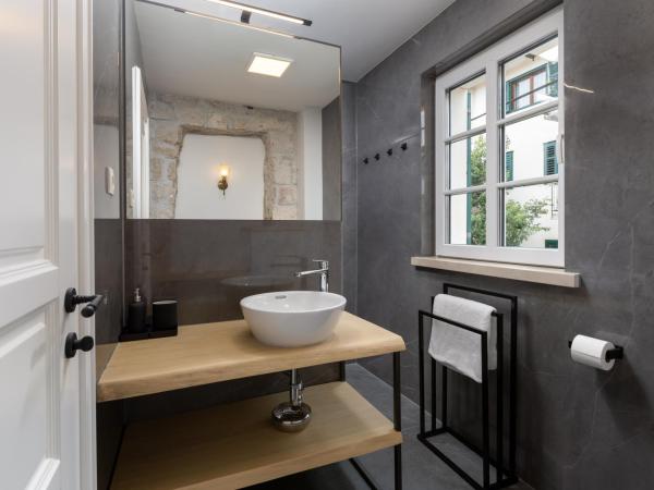 NEW - Casa Columba - 4 Star Luxury Rooms with Outdoor Pool & Private Garden : photo 6 de la chambre appartement 1 chambre de luxe - vue sur jardin