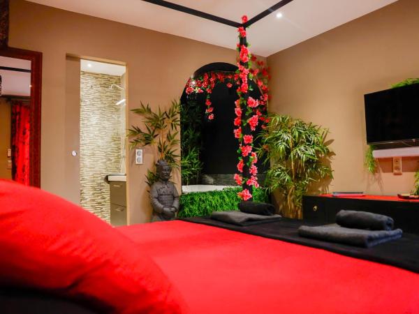 la demeure de POULPICAN Chambre SAKURA jacuzzi charme romantique terrasse privée 300m plage et restaurants La Croix Valmer - Golfe Saint Tropez : photo 2 de la chambre appartement - vue sur jardin