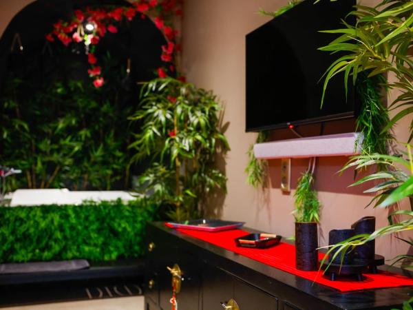 la demeure de POULPICAN Chambre SAKURA jacuzzi charme romantique terrasse privée 300m plage et restaurants La Croix Valmer - Golfe Saint Tropez : photo 3 de la chambre appartement - vue sur jardin