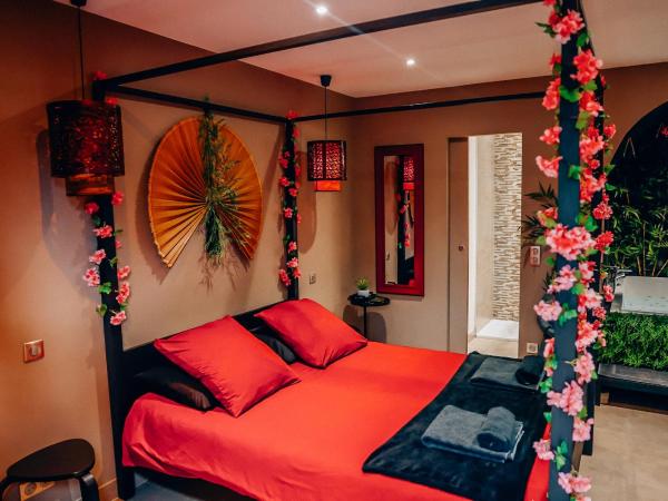 la demeure de POULPICAN Chambre SAKURA jacuzzi charme romantique terrasse privée 300m plage et restaurants La Croix Valmer - Golfe Saint Tropez : photo 8 de la chambre appartement - vue sur jardin