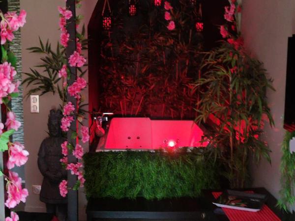 la demeure de POULPICAN Chambre SAKURA jacuzzi charme romantique terrasse privée 300m plage et restaurants La Croix Valmer - Golfe Saint Tropez : photo 4 de la chambre appartement - vue sur jardin