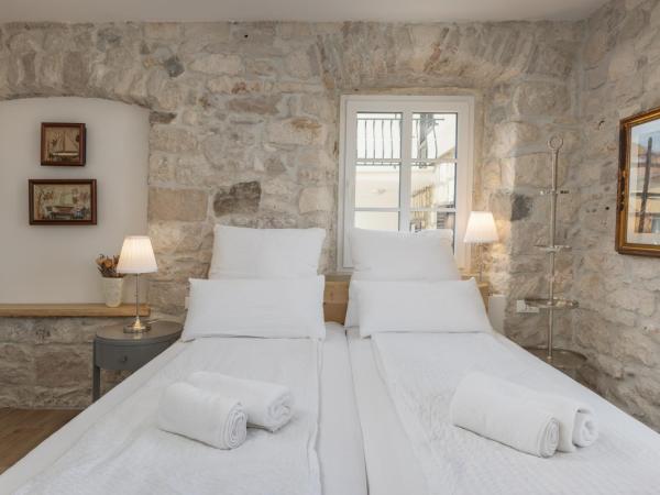 NEW - Casa Columba - 4 Star Luxury Rooms with Outdoor Pool & Private Garden : photo 3 de la chambre chambre double deluxe avec balcon