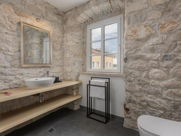 NEW - Casa Columba - 4 Star Luxury Rooms with Outdoor Pool & Private Garden : photo 9 de la chambre chambre double deluxe avec balcon