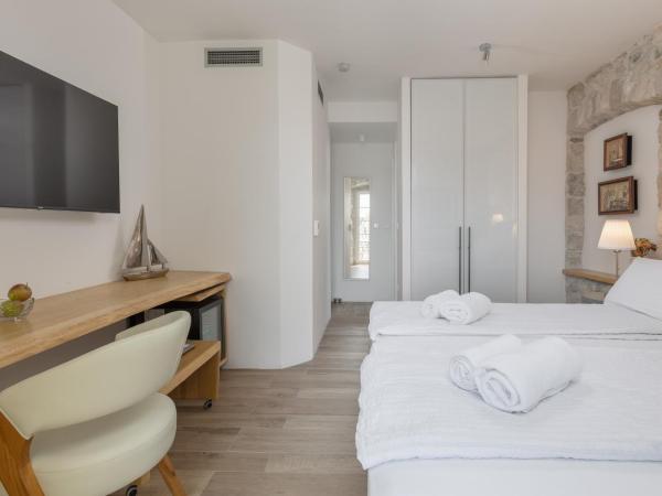 NEW - Casa Columba - 4 Star Luxury Rooms with Outdoor Pool & Private Garden : photo 6 de la chambre chambre double deluxe avec balcon