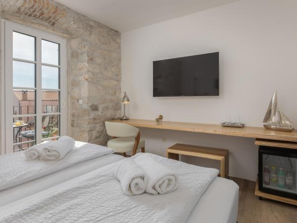 NEW - Casa Columba - 4 Star Luxury Rooms with Outdoor Pool & Private Garden : photo 2 de la chambre chambre double deluxe avec balcon