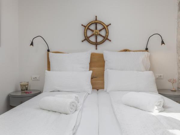 NEW - Casa Columba - 4 Star Luxury Rooms with Outdoor Pool & Private Garden : photo 5 de la chambre chambre double deluxe avec balcon