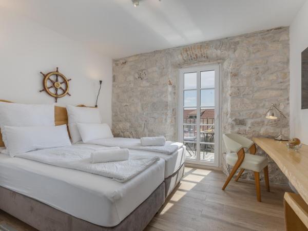 NEW - Casa Columba - 4 Star Luxury Rooms with Outdoor Pool & Private Garden : photo 1 de la chambre chambre double deluxe avec balcon