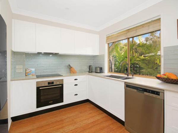 Byron Lakeside Holiday Apartments : photo 7 de la chambre appartement 3 chambres deluxe - vue sur jardin