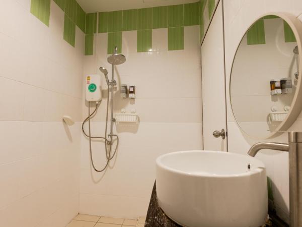 60s Town : photo 5 de la chambre chambre lits jumeaux - vue sur jardin