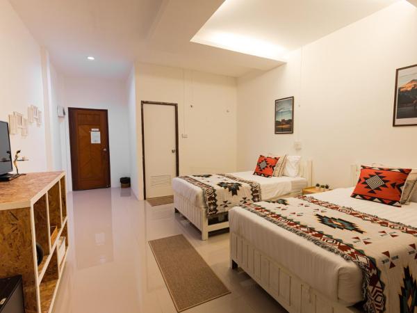 60s Town : photo 2 de la chambre chambre lits jumeaux - vue sur jardin