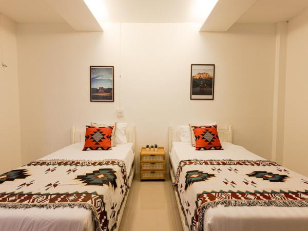 60s Town : photo 1 de la chambre chambre lits jumeaux - vue sur jardin