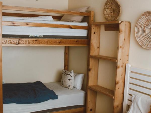 Joy surf camp : photo 2 de la chambre chambre familiale avec salle de bains commune