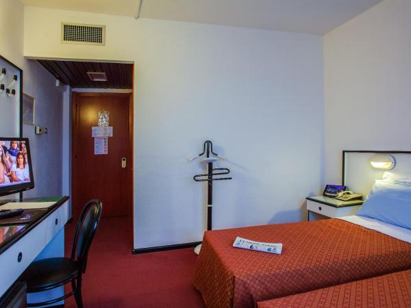 Hotel Quadrifoglio : photo 5 de la chambre chambre lits jumeaux avec salle de bains privative