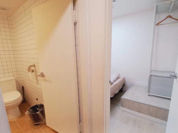 G Yongsan Inn : photo 3 de la chambre chambre double avec salle de bains privative