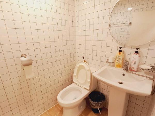 G Yongsan Inn : photo 4 de la chambre chambre double avec salle de bains privative