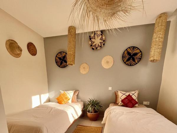 Joy surf camp : photo 1 de la chambre chambre lits jumeaux avec salle de bains commune