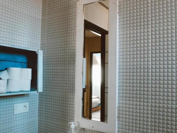 Joy surf camp : photo 4 de la chambre chambre lits jumeaux avec salle de bains commune