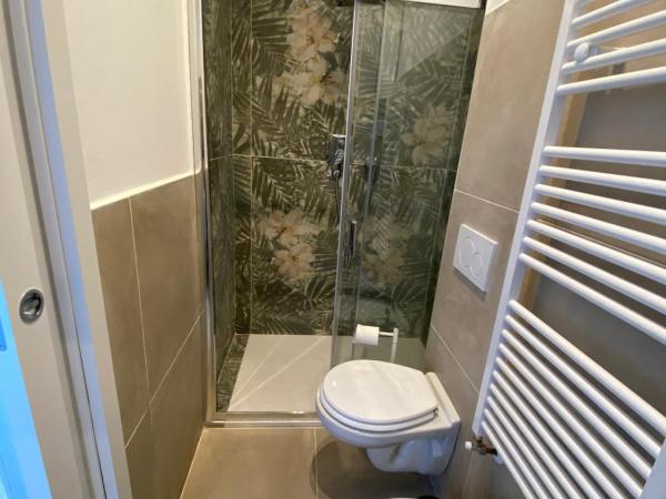 Levante Apartment : photo 2 de la chambre chambre double avec salle de bains privative