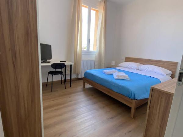 Levante Apartment : photo 5 de la chambre chambre double avec salle de bains commune