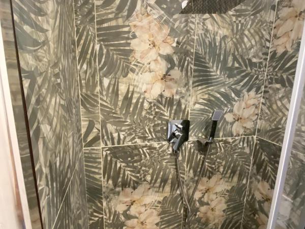 Levante Apartment : photo 3 de la chambre chambre double avec salle de bains privative