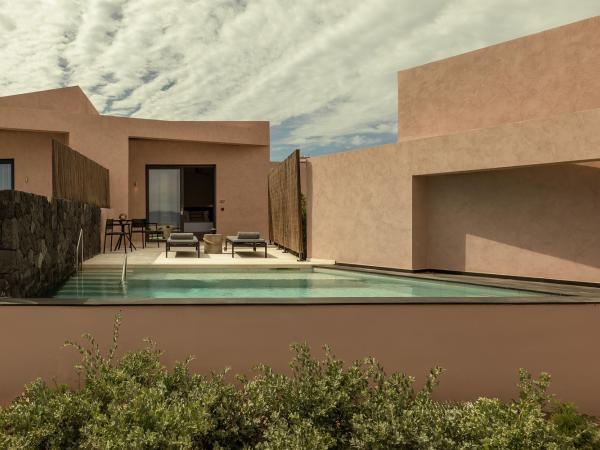 Domes Novos Santorini, Autograph Collection : photo 1 de la chambre senses retreat sea view with zen pool